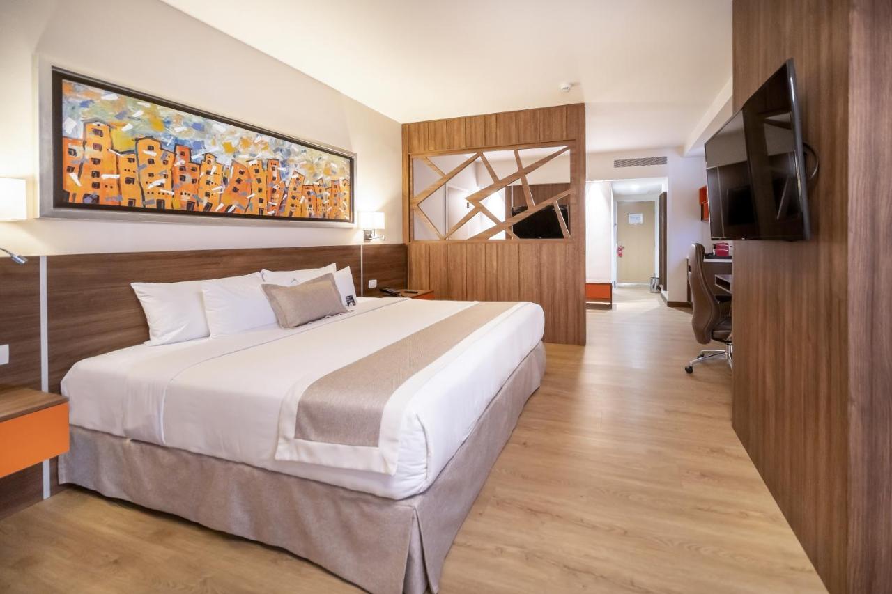 Metria Hotel Leon Exterior photo Deluxe Room