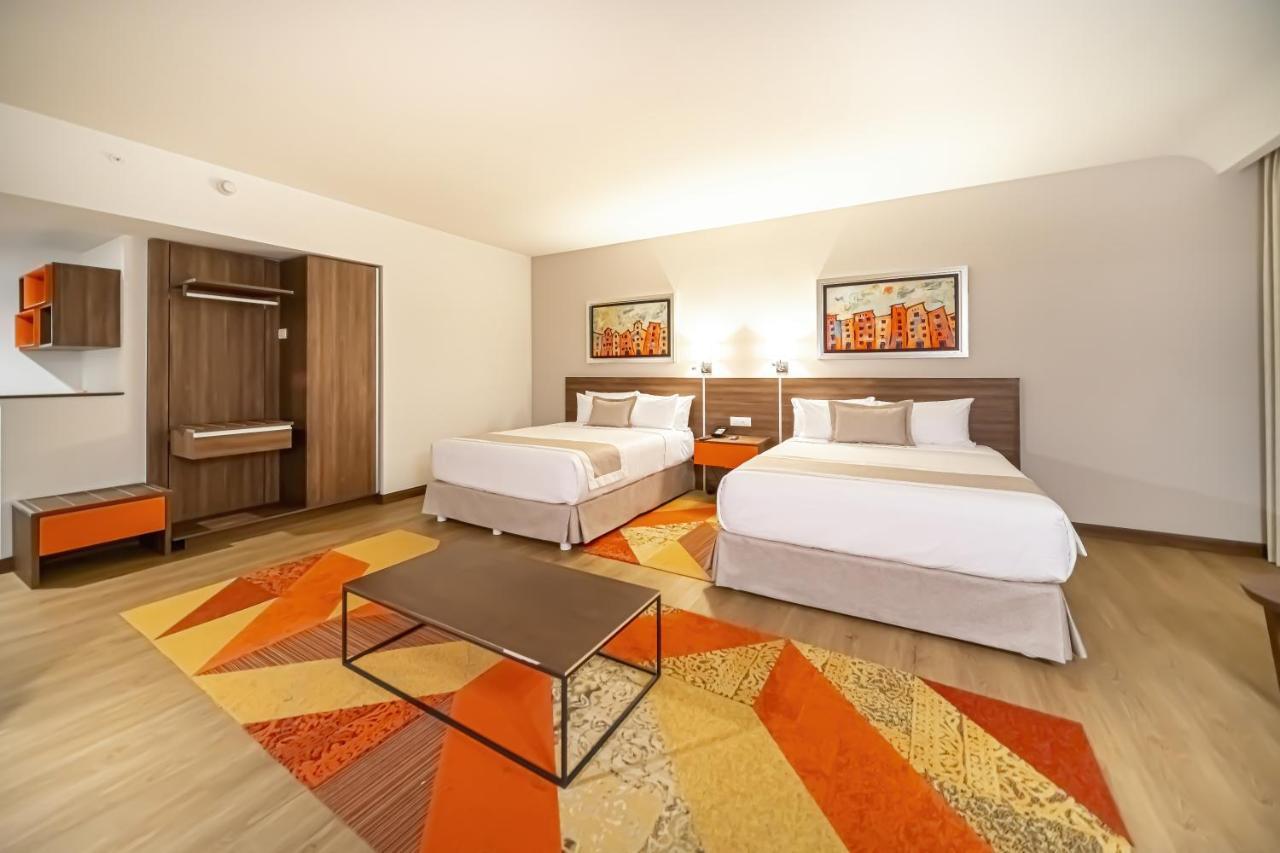 Metria Hotel Leon Exterior photo A room at the hotel