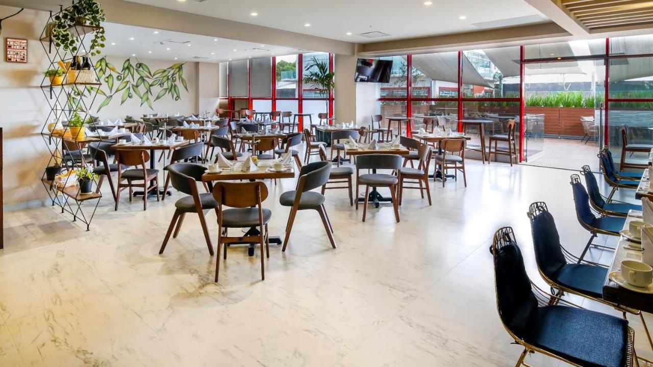 Metria Hotel Leon Exterior photo Restaurant