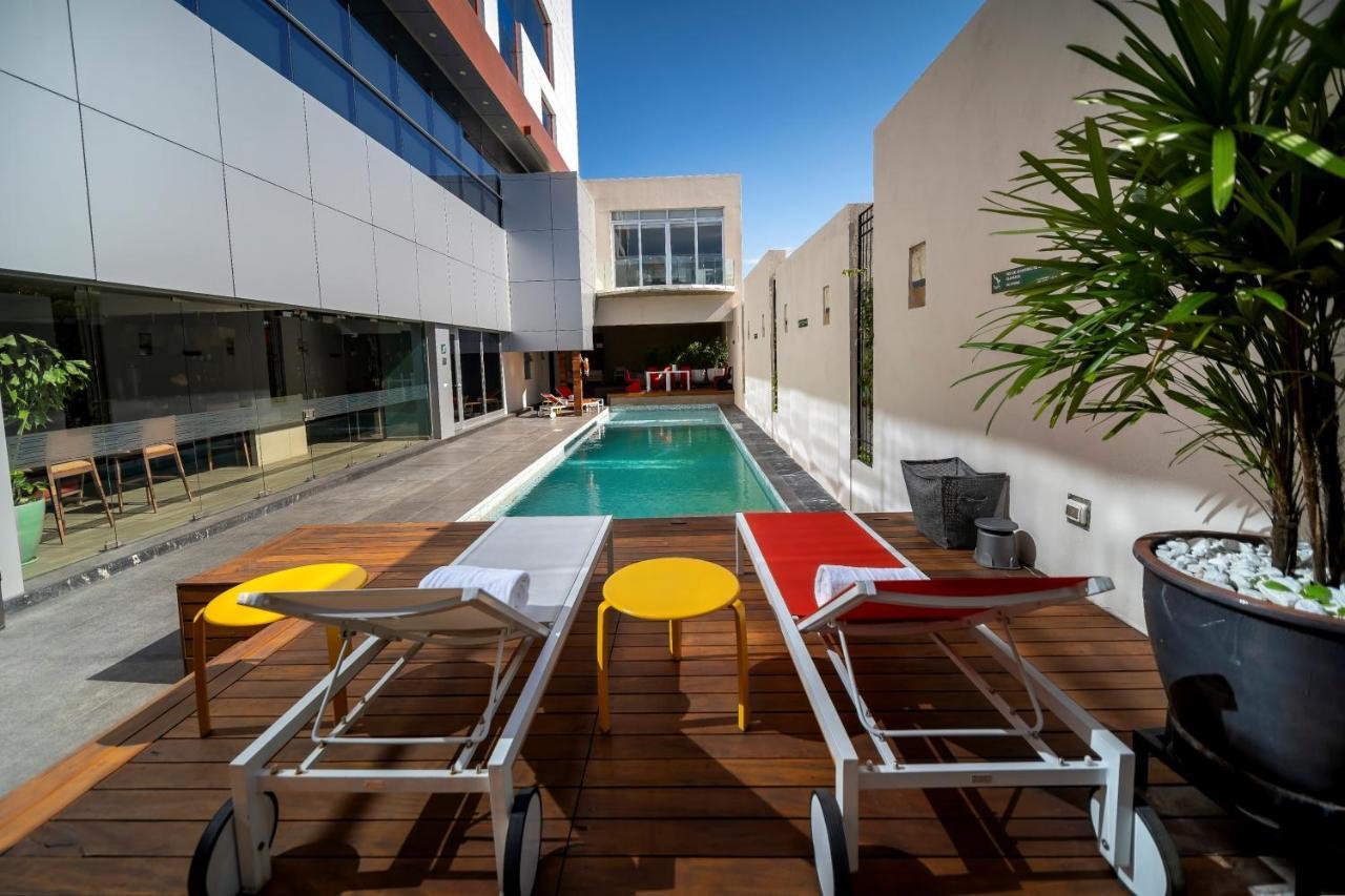 Metria Hotel Leon Exterior photo The pool at the hotel