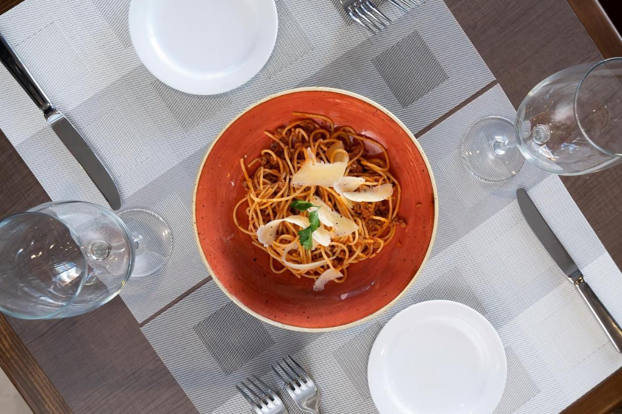 Metria Hotel Leon Exterior photo Spaghetti alla vodka