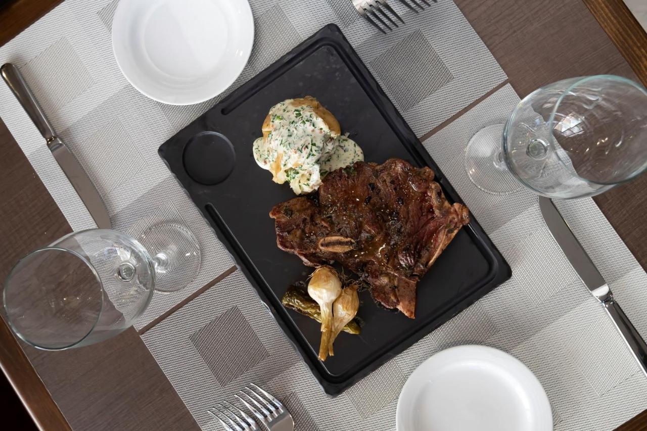 Metria Hotel Leon Exterior photo A steak served on a plancha