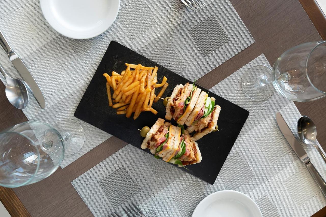 Metria Hotel Leon Exterior photo A club sandwich with chips