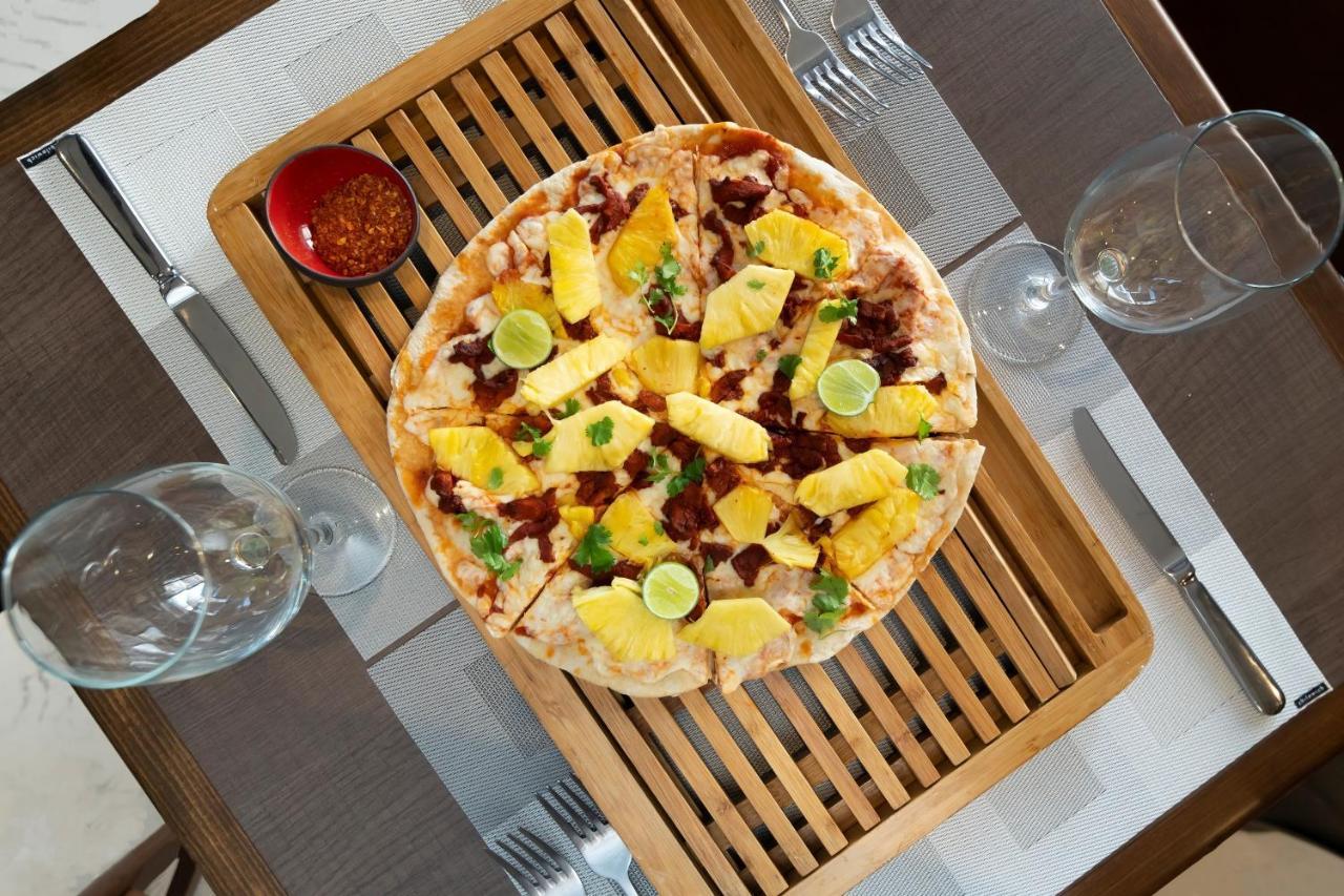Metria Hotel Leon Exterior photo A pizza with pineapple