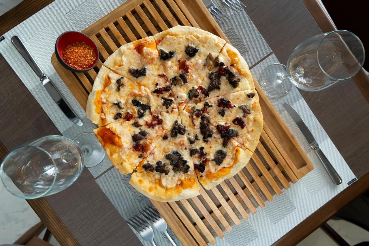 Metria Hotel Leon Exterior photo A pizza