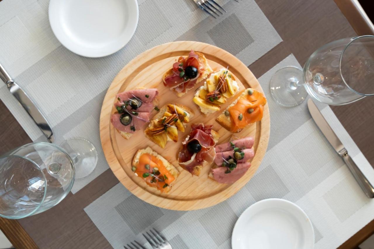 Metria Hotel Leon Exterior photo A selection of antipasti
