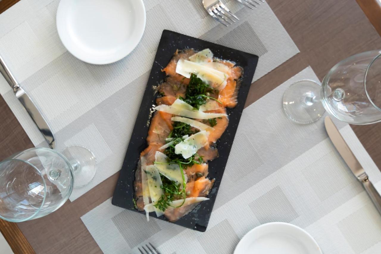 Metria Hotel Leon Exterior photo Salmon sashimi