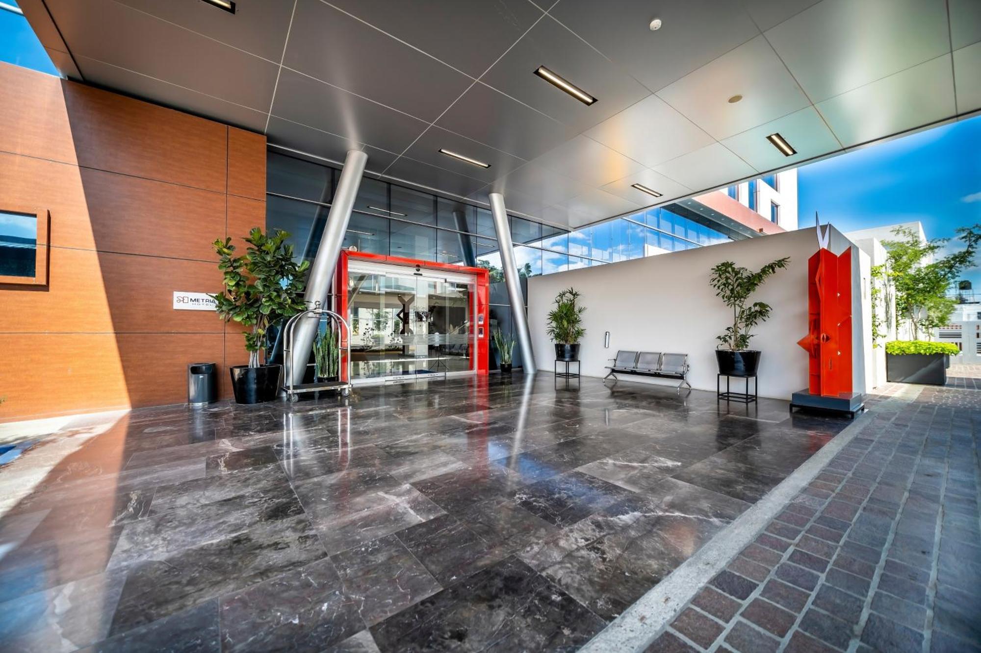 Metria Hotel Leon Exterior photo Entrance to the hospital