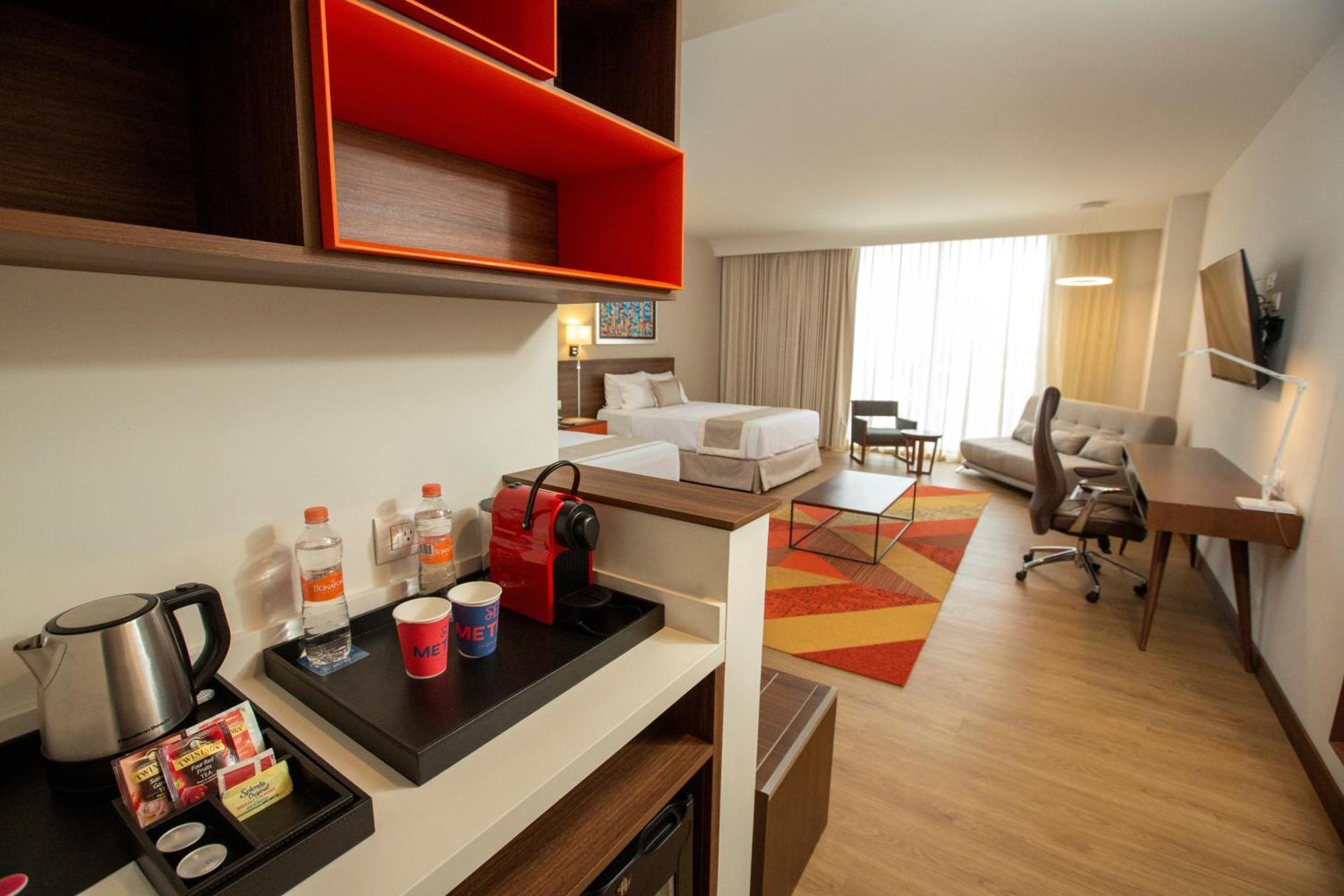 Metria Hotel Leon Exterior photo A typical studio room at a Residence Inn
