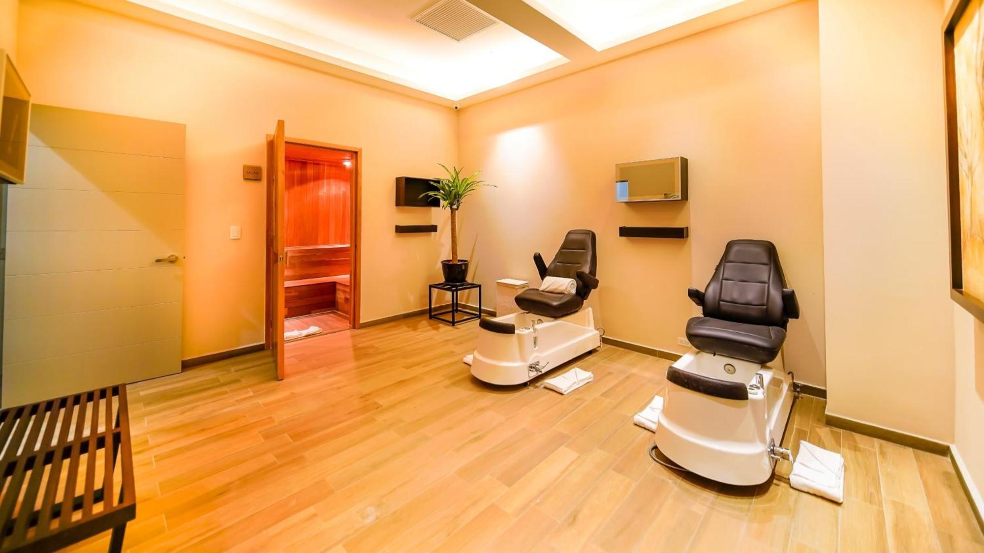 Metria Hotel Leon Exterior photo A nail salon