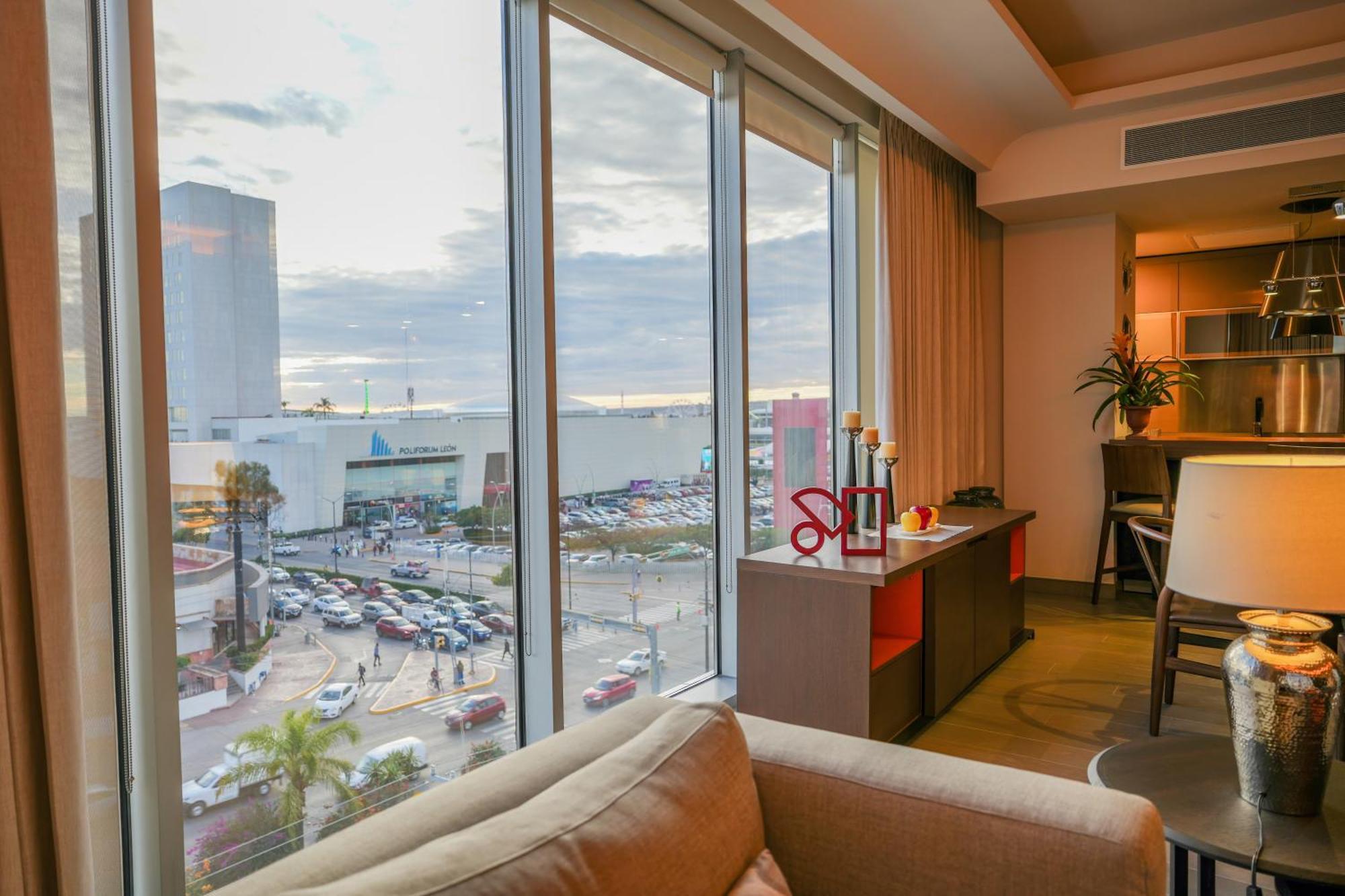 Metria Hotel Leon Exterior photo A view from a suite at the JW Marriott Phoenix.